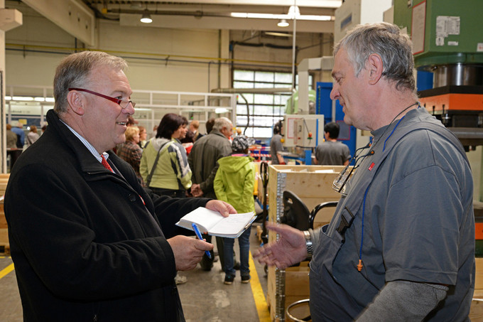 12 H.-J.-Ahlmann-a-Zdenek-Holos-pri-prohlidce-vyrobnich-prostor-ACO-Industries